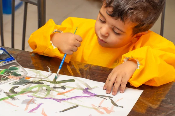 Menino Pintando Com Tintas Coloridas Com Seu Pincel Conceito Criatividade — Fotografia de Stock