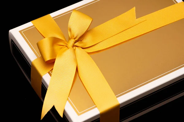 接近黑色背景的金色礼品盒 — 图库照片