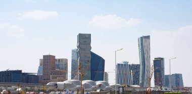 Riyad, Suudi Arabistan, KSA - 24 Ağustos 2021 Kral Abdullah Finans Bölgesi 'nde Riyad' da metro köprüsü olan yeni binalar