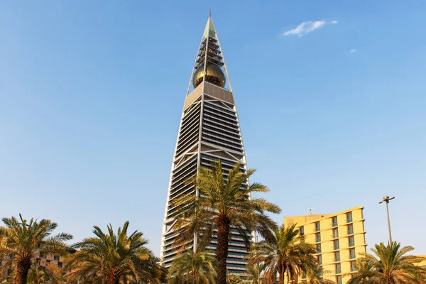 サウジアラビアのリヤド Ksa 8月25 2021リヤドにヤシの木があるAl Faisaliah Tower Skyscraper — ストック写真