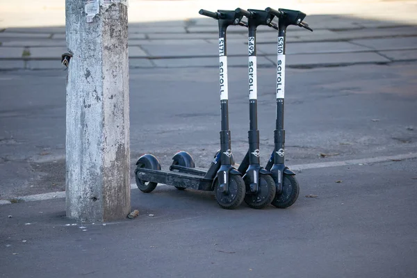 Tres Scooters Eléctricos Scooters Pie Estacionados Largo Carretera Vacía — Foto de Stock