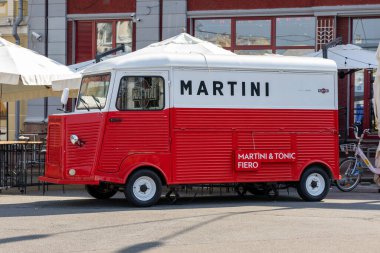 Büyük, güzel, retro martini arabası şehir tatilinde.