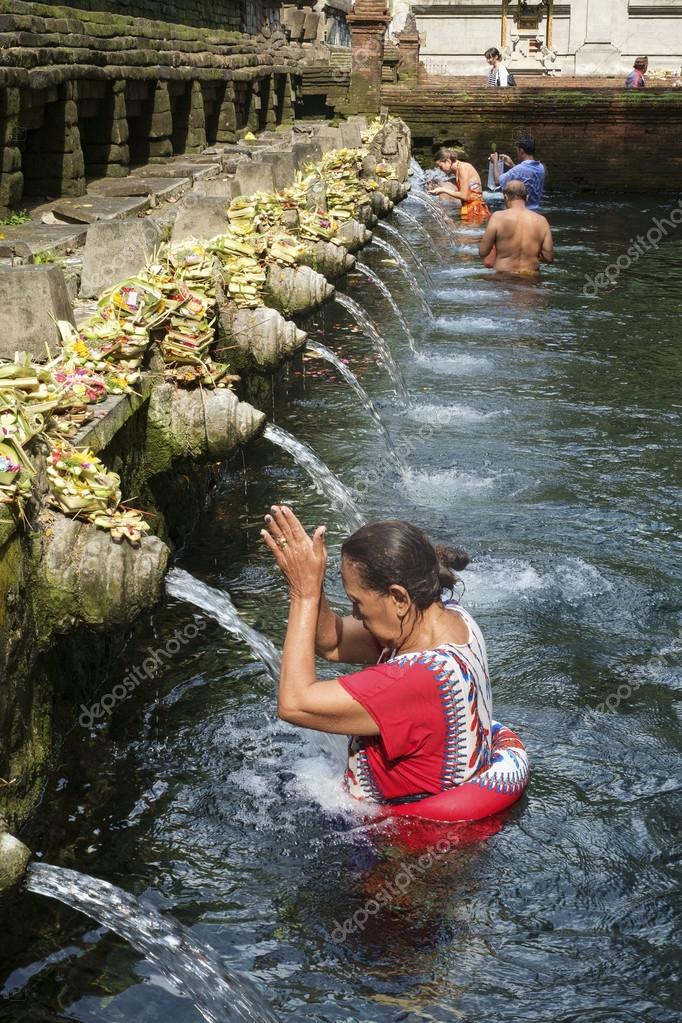  Peuple  balinais priant  l Eau Sainte  Photo  ditoriale 