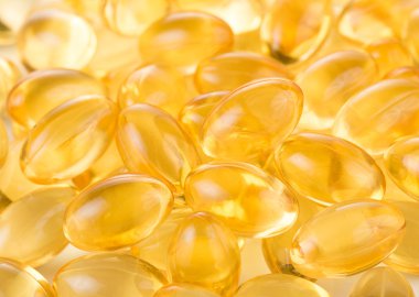 Beyaz arkaplanda balık yağı