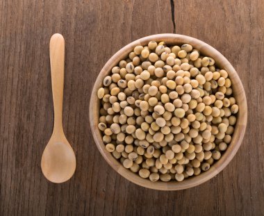 Bir ahşap kase soya fasulyesi