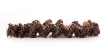 beyaz arkaplanda saç