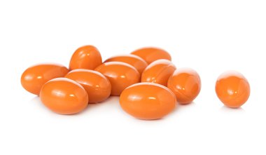 Beyaz arka planda pirinç kepeği yağı