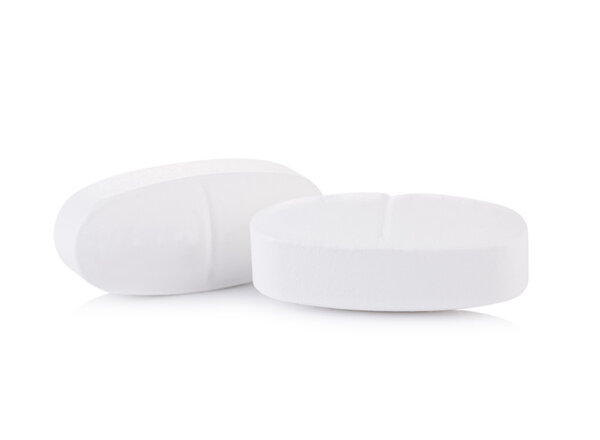 таблетки на белом фоне