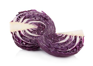 Mor lahana beyaz arkaplanda izole edilmiş.