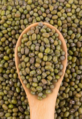 mAŞ fasulyesi üzerinde beyaz izole yığını