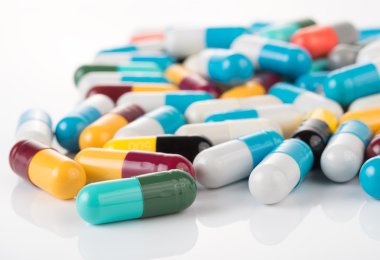 hap kapsülleri beyaz arkaplanda izole