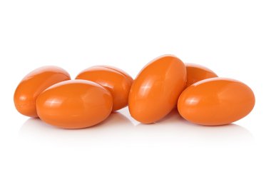 Beyaz arka planda pirinç kepeği yağı