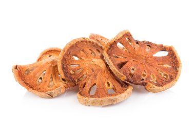 Beyaz arka plan üzerinde izole kurutulmuş Ayva