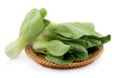 beyaz arkaplanda taze cos (marul)