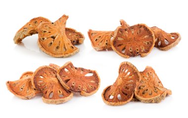 Beyaz arka plan üzerinde izole kurutulmuş Ayva