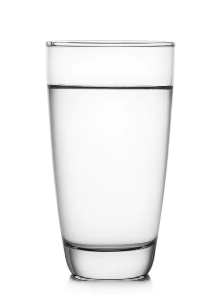 Glas Wasser isoliert auf weißem Hintergrund — Stockfoto