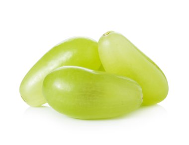 Beyaz arkaplanda izole edilmiş yeşil üzümler