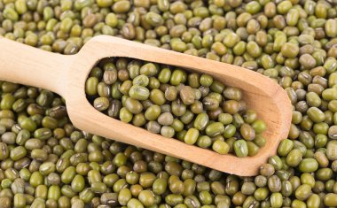 Tahta kaşık mung fasulye yığını