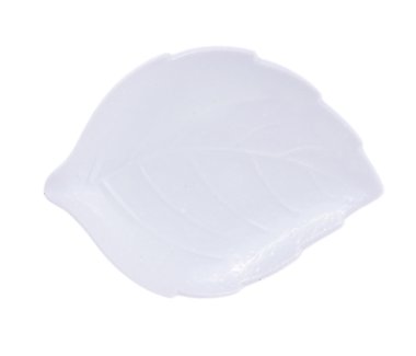 Beyaz arkaplanda izole edilmiş beyaz seramik tabağı