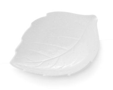 Beyaz arkaplanda izole edilmiş beyaz seramik tabağı