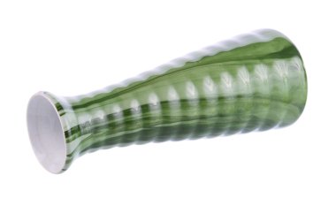 Beyaz arkaplanda yeşil vazo izole edildi