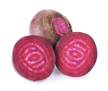 Beyaz arkaplanda pancar kökü