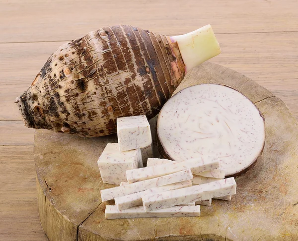 Taro kökleri ahşap arka plan üzerinde