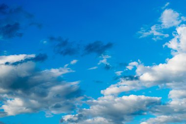 Küçük bulutlu mavi gökyüzü arkaplanı