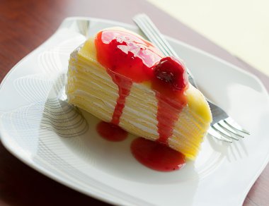 Beyaz plaka üzerinde çilek kremalı kek