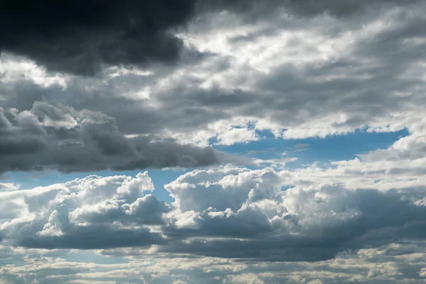 Blauer Himmel Hintergrund mit winzigen Wolken — Stockfoto