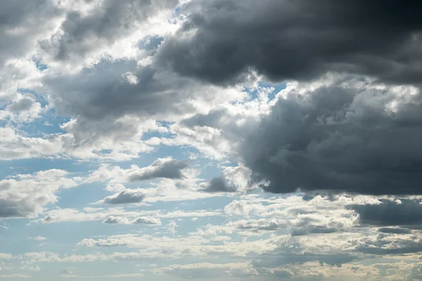 Blauer Himmel Hintergrund mit winzigen Wolken — Stockfoto