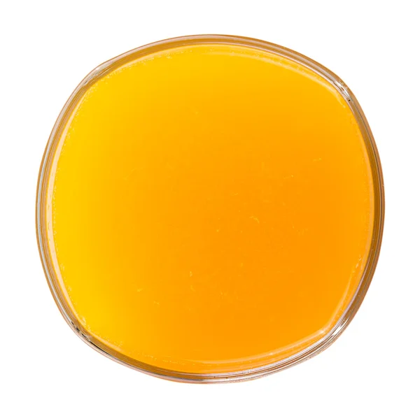 Sklenice čerstvé pomerančové šťávy na bílém pozadí — Stock fotografie