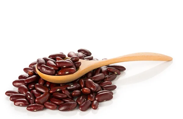 나무로 되는 숟가락에 빨간 신장 콩 — 스톡 사진