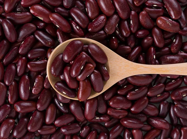 Frijoles rojos en una cuchara de madera —  Fotos de Stock