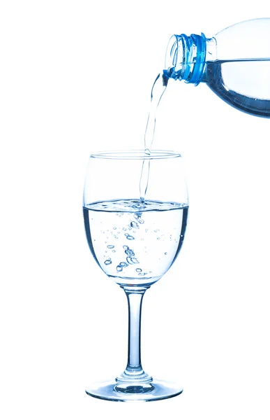 Verser l'eau de la bouteille dans le verre — Photo
