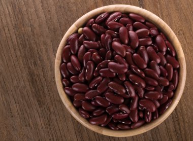 Tahta bir kasede kırmızı fasulye.