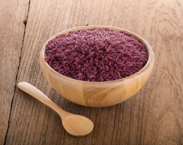 Arroz morado en un tazón de madera —  Fotos de Stock