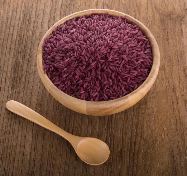 Arroz morado en un tazón de madera —  Fotos de Stock