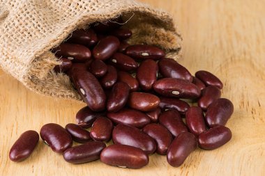 ahşap arka plan üzerinde kırmızı fasulye