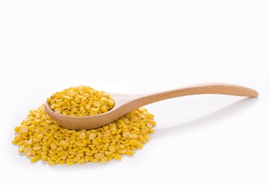 soyulmuş split mung fasulye beyaz arka plan üzerinde izole