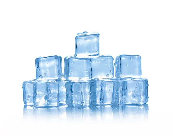 Cubes de glace sur fond blanc — Photo