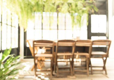 Bokeh imajı olan bir kafenin arka planı bulanık