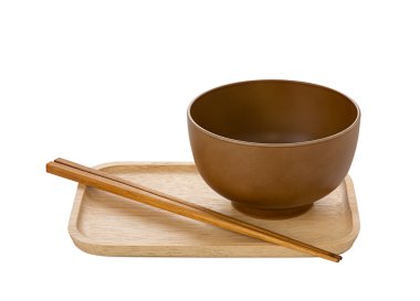 Beyaz arka plan üzerinde izole boş kahverengi kase