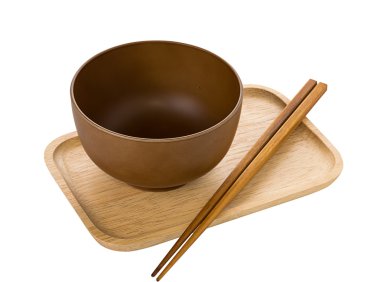 Beyaz arka plan üzerinde izole boş kahverengi kase