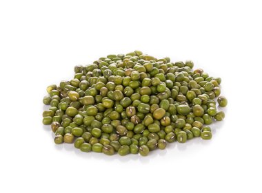 Mung fasulyeleri beyaz arkaplanda izole