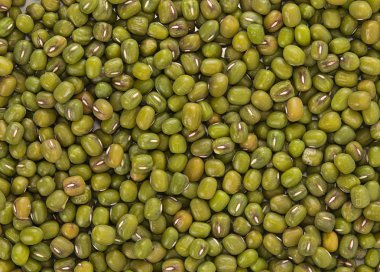 Mung fasulyeleri beyaz arkaplanda izole