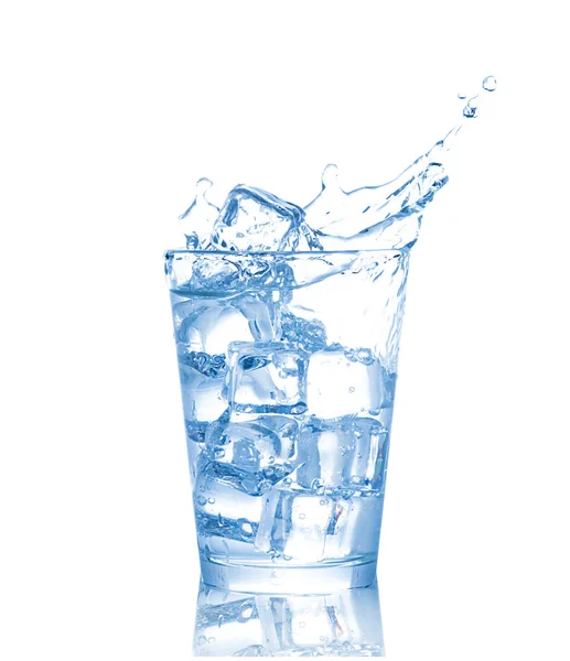 Glas water met ijsblokjes geïsoleerd op witte ondergrond — Stockfoto