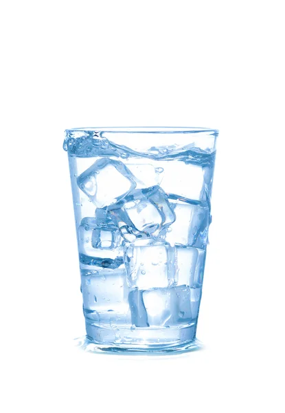 Glas Wasser mit Eiswürfeln isoliert auf weißem Hintergrund — Stockfoto