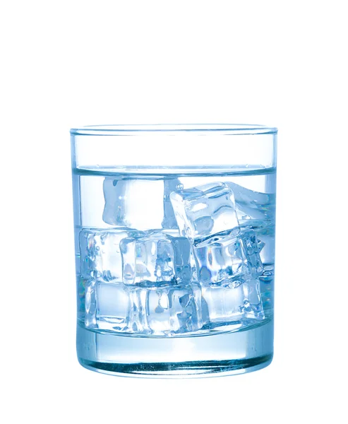 Glas water met ijsblokjes geïsoleerd op witte ondergrond — Stockfoto