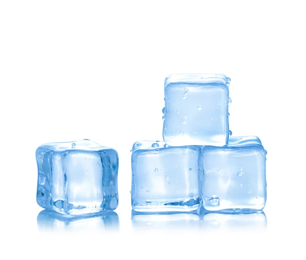 Cubes de glace sur fond blanc — Photo